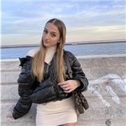 Profesor de lenguas imparte clases a niños de primaria